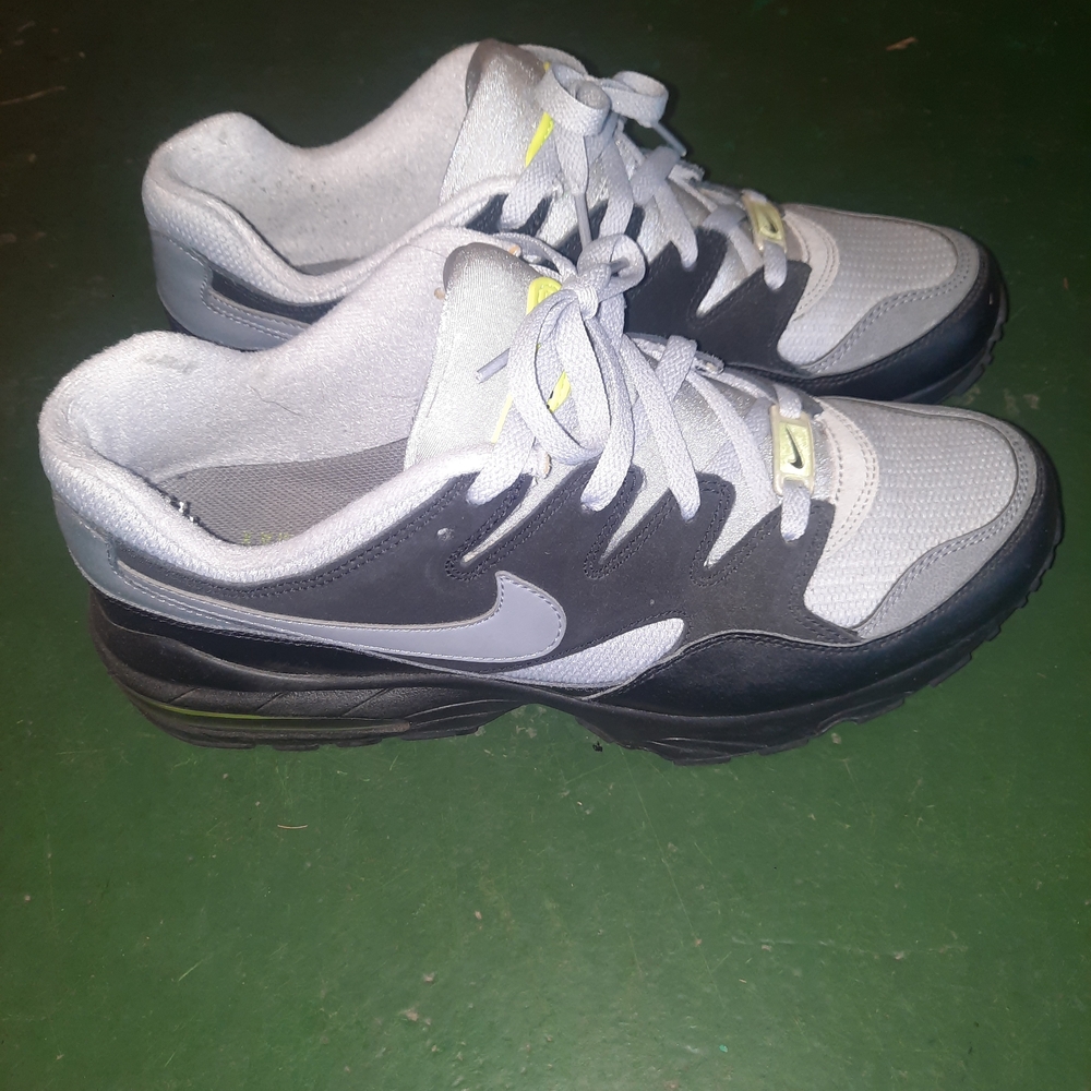 Nike Men's Gray and Black Athletic Shoes